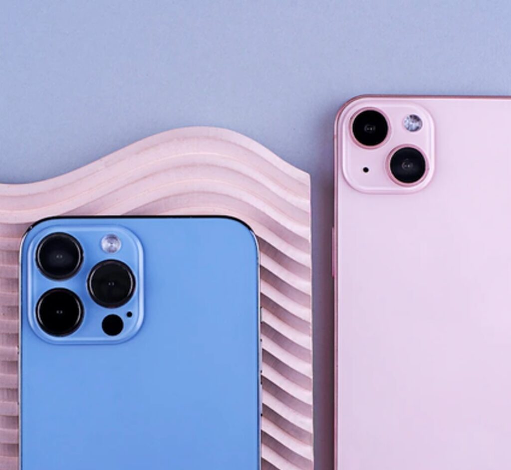 Smartphone démonté montrant ses composants internes dont la puce