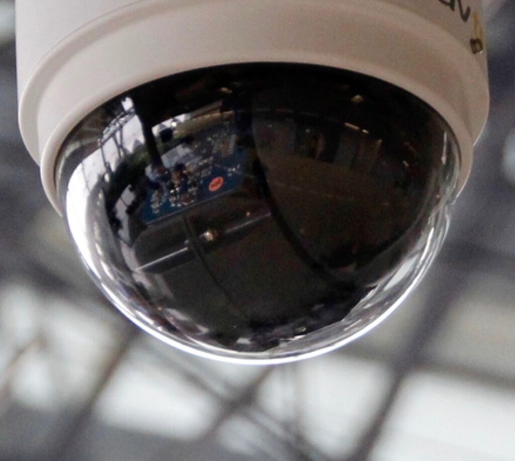Puce sécurisée avec bouclier numérique, ambiance cybersécurité
